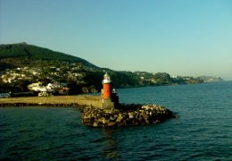 Oggetto luminoso fotografato davanti al porto di Ischia