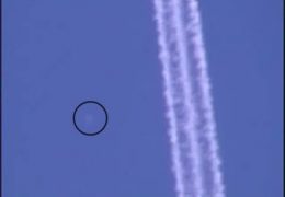 Montebelluna, un UFO ripreso in volo tra le scie chimiche