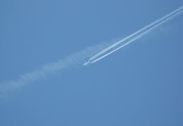 Genova, sfere di luce fotografate in prossimità di scie chimiche