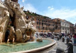 Roma, sfera di luce insegue un aereo sulla verticale di Piazza Navona