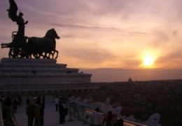 Roma, continuano gli avvistamenti. Una sfera luminosa osservata sulla verticale del Vittoriano