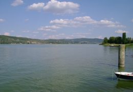 Lago Trasimeno, presunto UFO ripreso in una fotografia