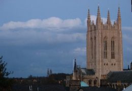 Regno Unito, un UFO causa un “black-out” elettrico sopra una cattedrale