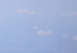 UFO fotografato dall’oblò di un aereo a Memphis (USA)